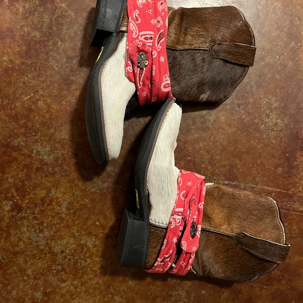 Kid Bandana Cowhide western boots. Size 12.5. good cond.(small scuff/left boot)